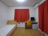 ROOM１のお部屋です。全てのお部屋にベッド、カーテン、机、椅子、TV、ポット、冷蔵庫があります。