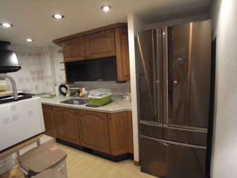 キッチンはシステムキッチンです。大型冷蔵庫です☆