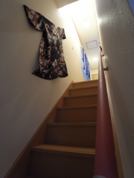 階段にお着物を飾りました。